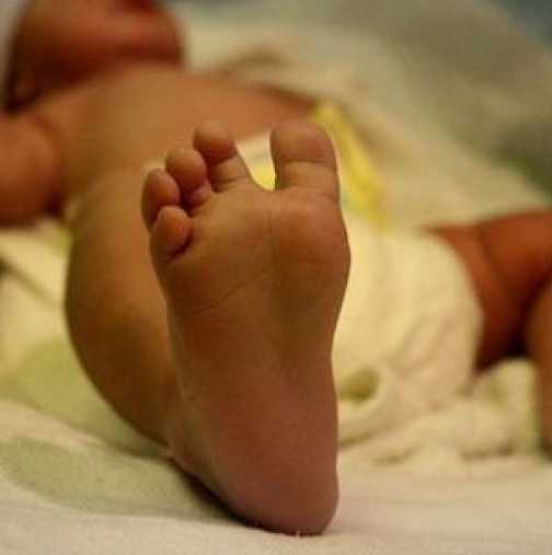 Български лекари спасиха бебе, родено без половината си органи