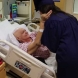 Внучка направи щастлива баба си в болничното легло