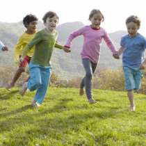 Намаляване на късогледството при деца с игри навън