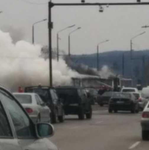 Ужас на Аспарухов мост: В момента гори тролей с пътници!