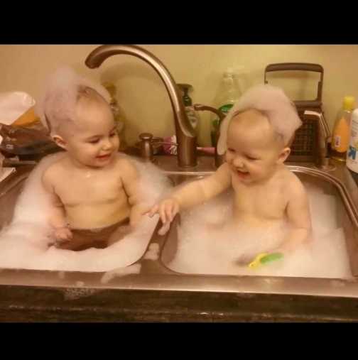 Уникално сладки близнаци се къпят в мивката като във вана - Видео