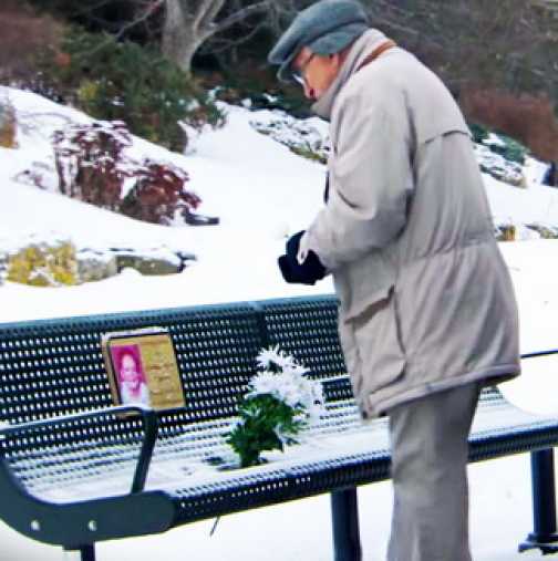 Историята, която разплака света: Всеки ден на тази пейка един дядо носи букет цветя