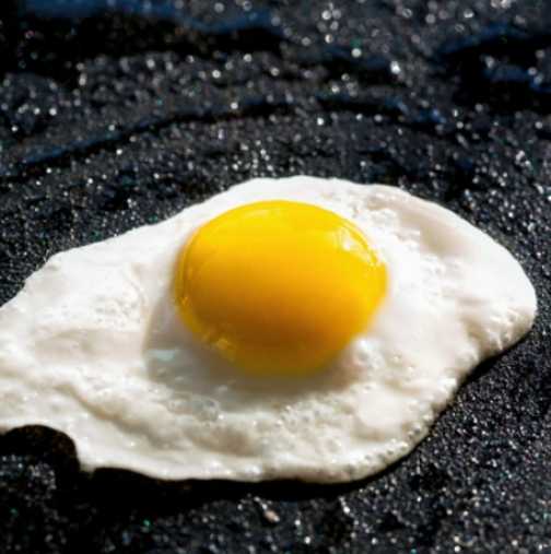 Пържени яйца на очи без котлон? Вярвате или не, това е наистина възможно и е по- бързо! (Видео)