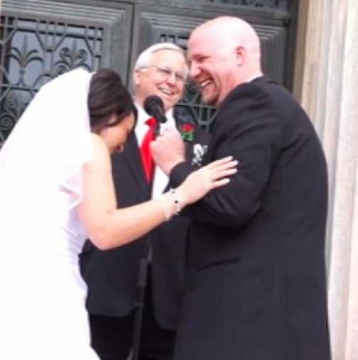 Свещеникът каза - "Можете да целунете булката" , а след това се случи нещо, което развали цялата романтика!