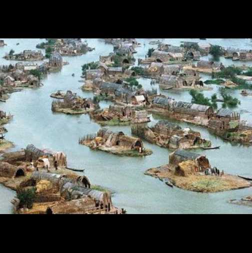 Град, пълен с малки острови: Тези хора живеят в къщи, които плават по водата (Видео)