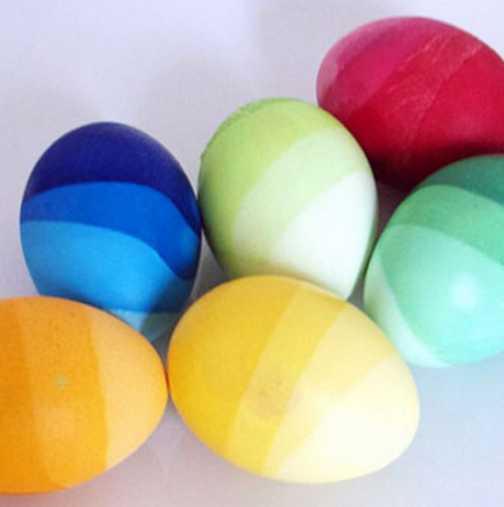 Как да си направите двуцветни яйца и яйца на райета