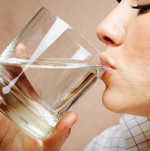 Ползите от употребата на вода преди и след хранене