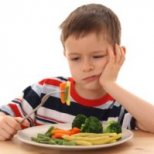 Как да се справим с капризно дете, което не иска да се храни