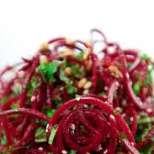 Витаминозна салата с червено цвекло и ядки