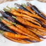 Запечени моркови с чесън и лук