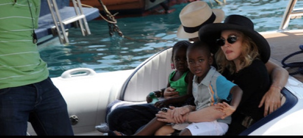 Мадона пристига в Малави с двете си осиновени деца