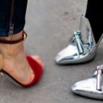 Как да съчетаем обувките в метални цветове