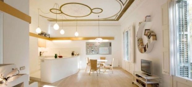 Просторен апартамент с елегантни златни акценти в Барселона