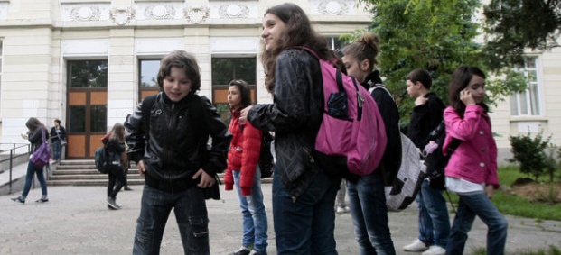 Ученици с подписка в подкрепа на учителя от Пловдив танцувал „Харлем Шейк”