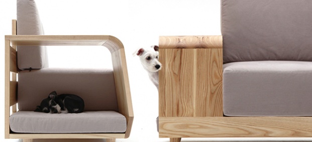 Модерно канапе с възглавници и къщичка за куче