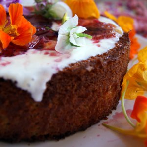 Цветен кейк с червен портокал и бадеми