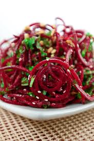 Витаминозна салата с червено цвекло и ядки