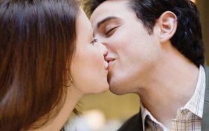 Разберете дали от първата целувка връзката ви ще потръгне