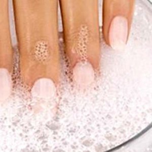 Как да избелим пожълтелите нокти със сол и вода