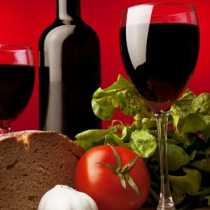 Защо е полезно да пием червено вино