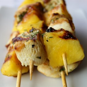 Пилешко-ананасови шишчета с горчица и мед