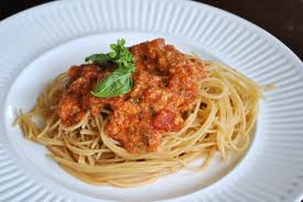 Спагети в доматен сос с пушено сирене