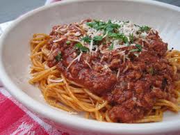 Сочни спагети с бекон и домати