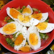 4 салати с варени яйца, които добре ще ви нахранят и ще може да се отървете от някое излишно килце с тях