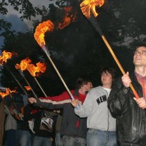 Учител и ученици с изгаряния по време на факелно шествие