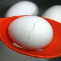 Какво да направите с яйцата, които са се напукали по време на варенето?