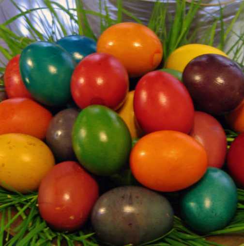 Великденските яйца се боядисват на Велики четвъртък и се замесва тестото за великденския хляб