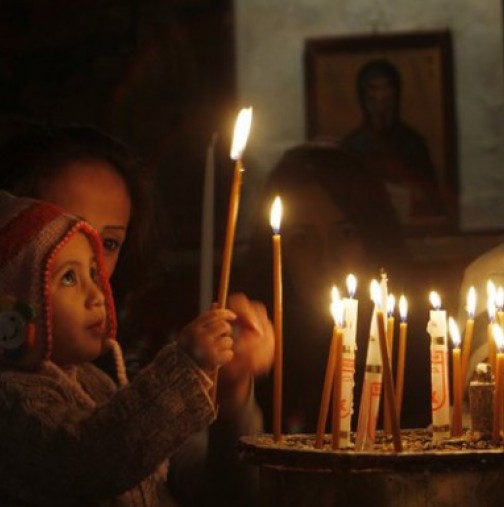 Защо палим свещ в църквата и какво означава това?
