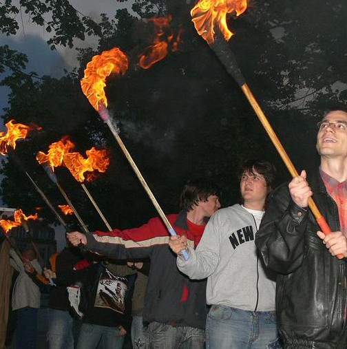 Учител и ученици с изгаряния по време на факелно шествие
