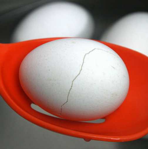 Какво да направите с яйцата, които са се напукали по време на варенето?