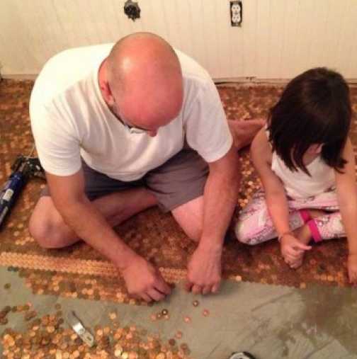 Баща и дъщеря седнаха и започнаха да лепят монети-Вижте крайният резултат!