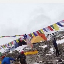 Уникално видео, което показва чудовищна лавина да затрупва алпинисти на Еверест при земетресението	