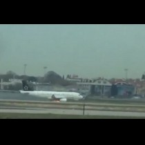 Драма в Истанбул: Самолет на Turkish Airlines в пламъци (Видео)