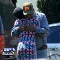 Трогателна снимка: Шофьор прегръща майка, на която току-що е прегазил дъщерята