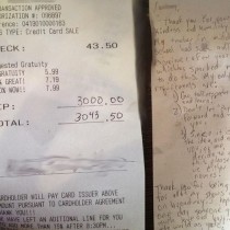 Клиент остави бакшиш от 3000 долара на сервитьорка, която се разплака, като разбра посланието