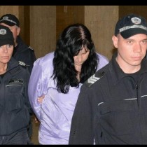 Извънредно! Акушерката Емилия, която преби бебето Никол, остава в ареста. Заплашва я доживотен затвор