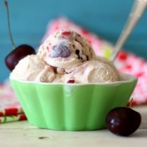 Най- лесната рецепта за сладолед на света за няколко минути. Освен, че е ужасно вкусен е и диетичен. Какво повече му трябва на човек