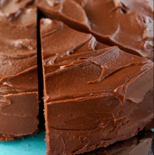 Шоколадова фантазия: Сладоледена торта само от 2 съставки- Няма толкова лесна рецепта за торта (Видео ръководство)