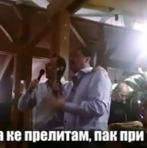 Ето видео с Цветан Василев и Иван Искров, които пеят "Назад,назад, моме Калино"