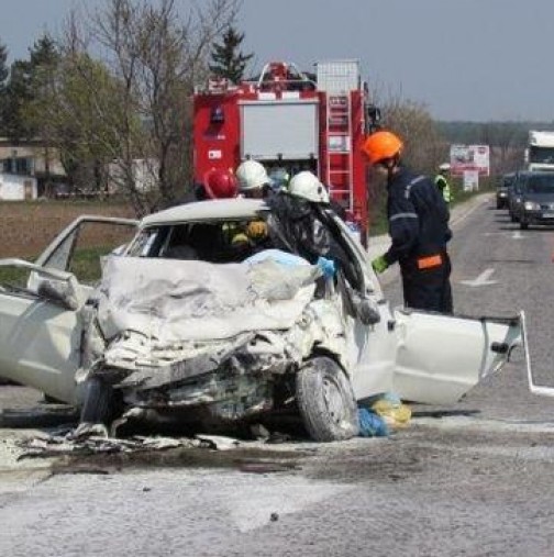 Жестока катастрофа край Първомай! Автомобилът на жертвите изхвърча на 100 метра след удара