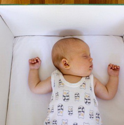 Защо новородените бебета във Финландия спят в картонени кутии?