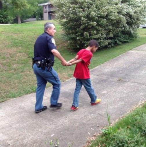 Майка извика полицаи да арестуват 10-годишния й син, защото не слушал