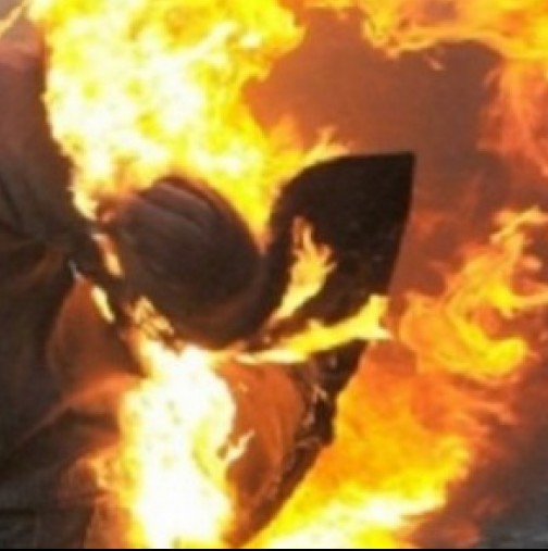 Истински кошмар в България. Мъж заля жена с бензин и я запали до гробищата!