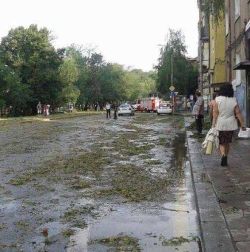 Силна градушка помля Кюстендил!