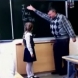 Учителят малтретира ученичката, но нейната реакция ще ви изуми! 