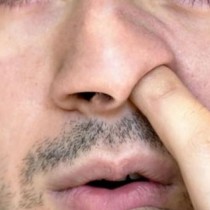 Учен доказва, че бъркането в носа е полезно